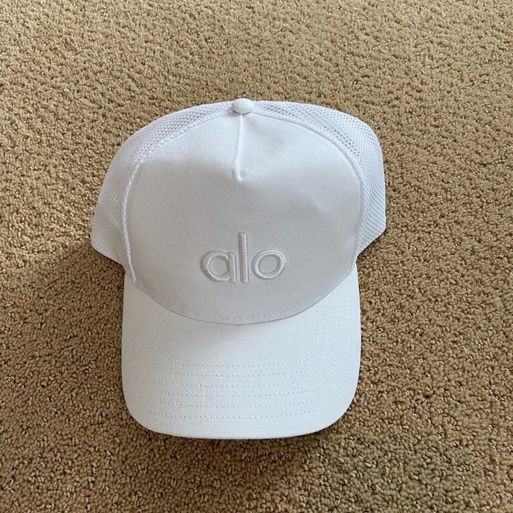 Alo yoga trucker hat
